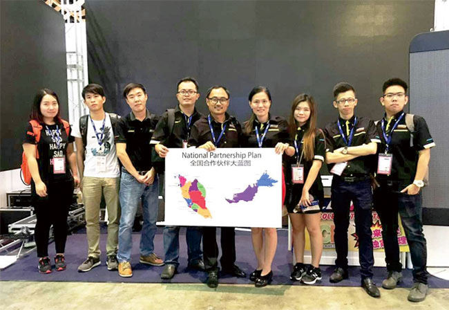 第27届马来西亚国际广告及LED展联诚发工作人员合影