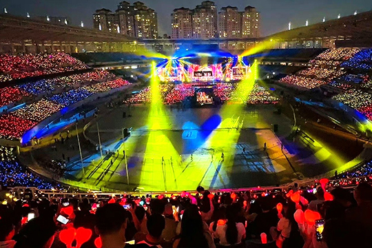 联诚发1300㎡透明屏和190000根荧光棒“点燃”周杰伦呼和浩特演唱会！