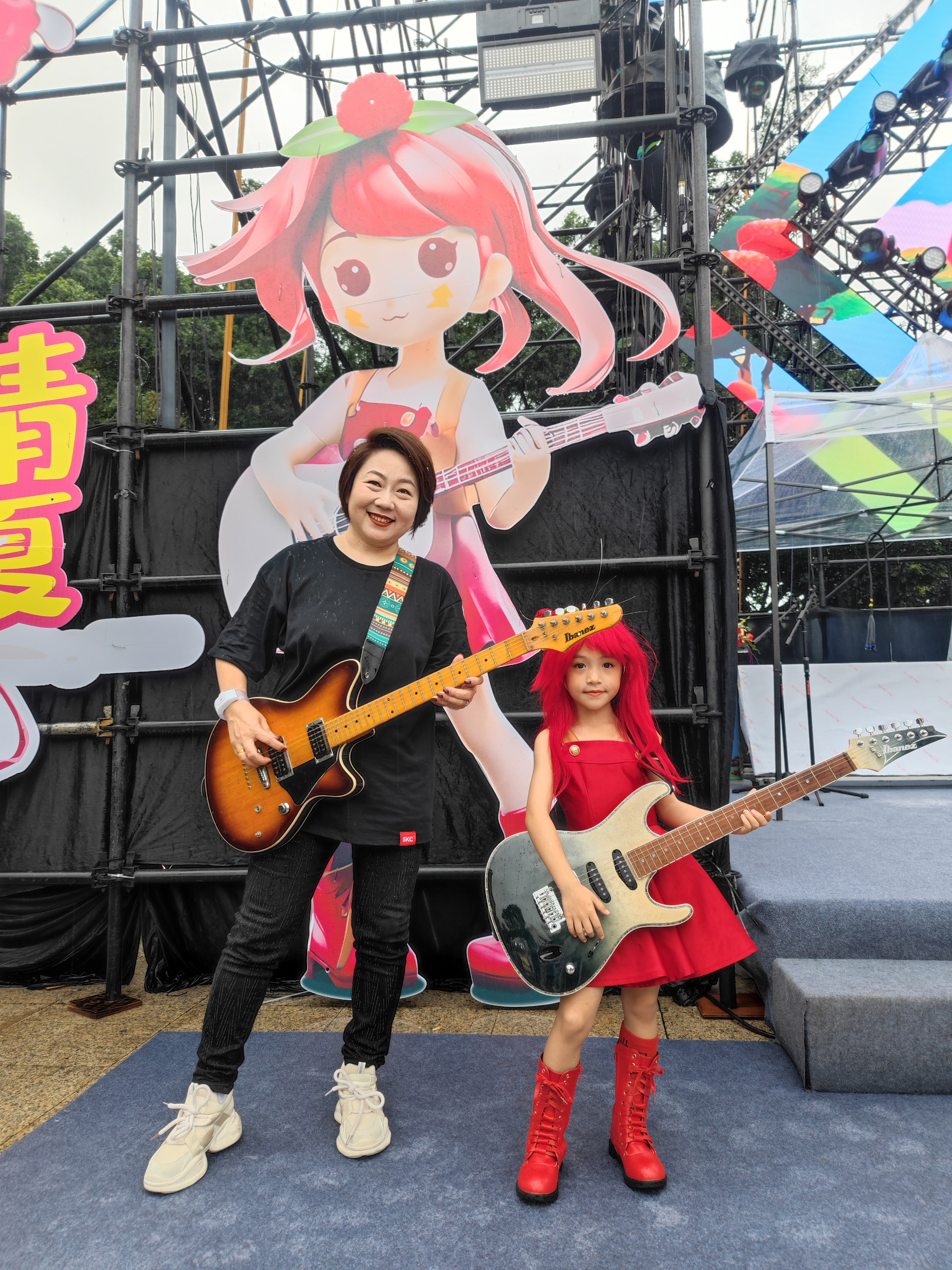 龙平芳与黄小荔合影