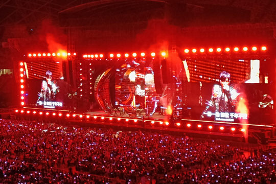 璀璨星光耀狮城！联诚发LED屏、荧光棒点燃周杰伦新加坡演唱会！